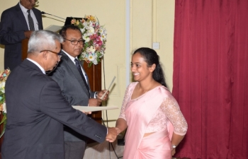 Newly registered veterinarains receiving certificate