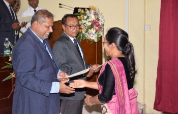 Newly registered veterinarains receiving certificate_2