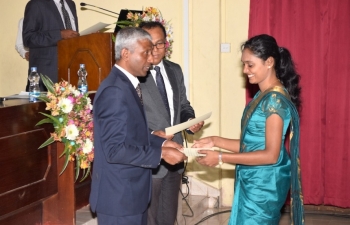 Newly registered veterinarains receiving certificate_3