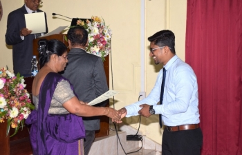 Newly registered veterinarains receiving certificate_4