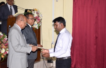 Newly registered veterinarains receiving certificate_5