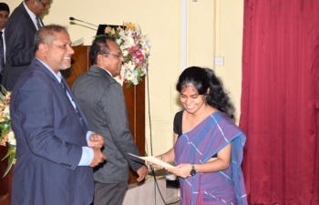 Newly registered veterinarains receiving certificate_6