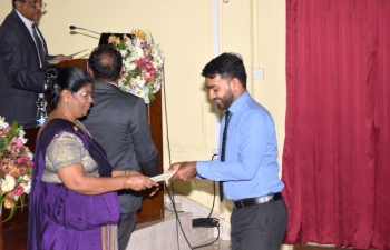 Newly registered veterinarains receiving certificate_7